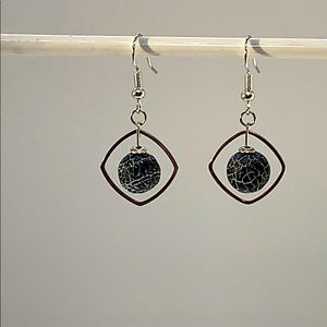 21108 Black crackle agate earrings